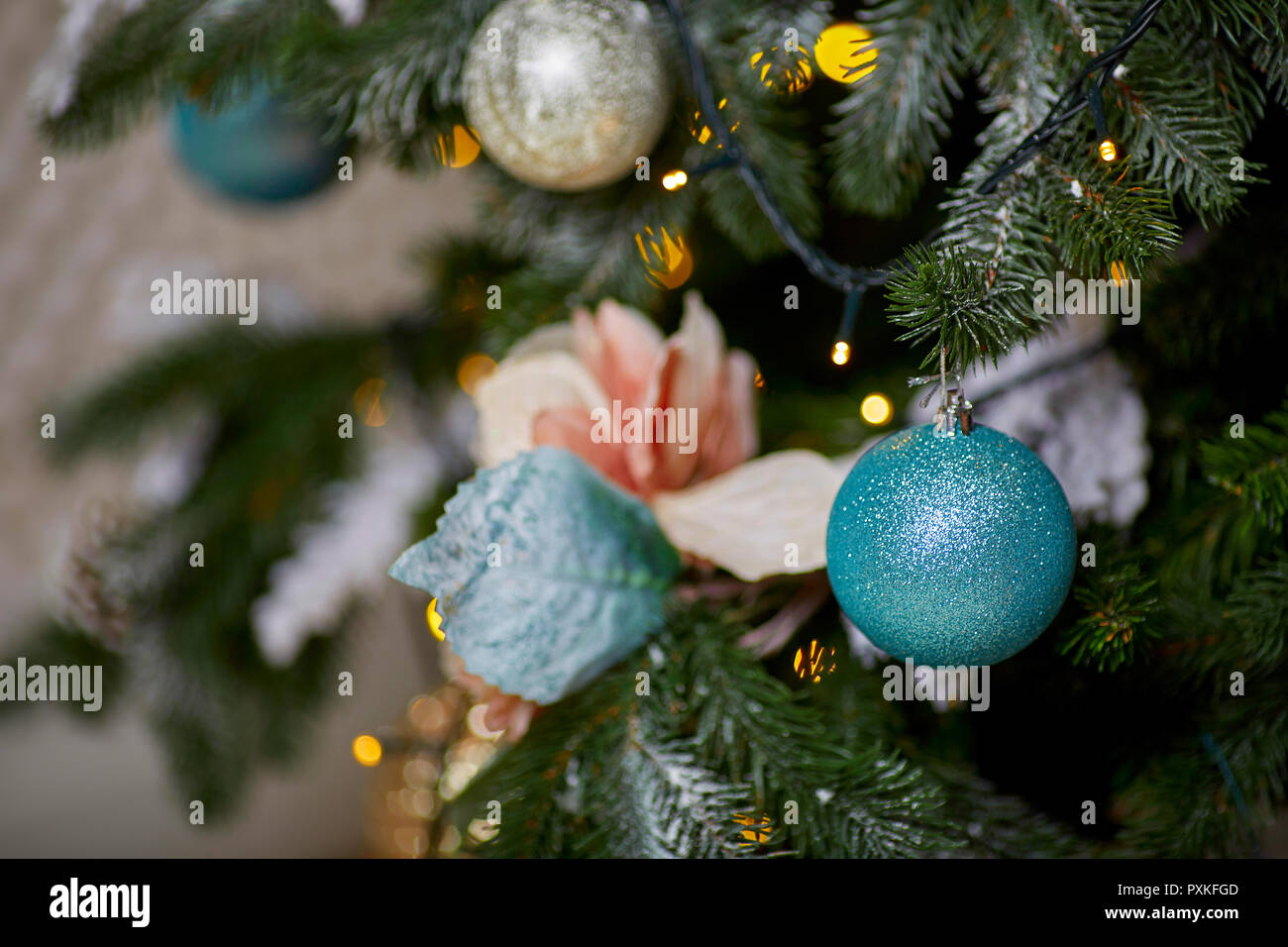 Albero Di Natale Stretto.Giocattoli Di Natale Sull Albero Di Natale Con Un Angolo Stretto Foto Stock Alamy