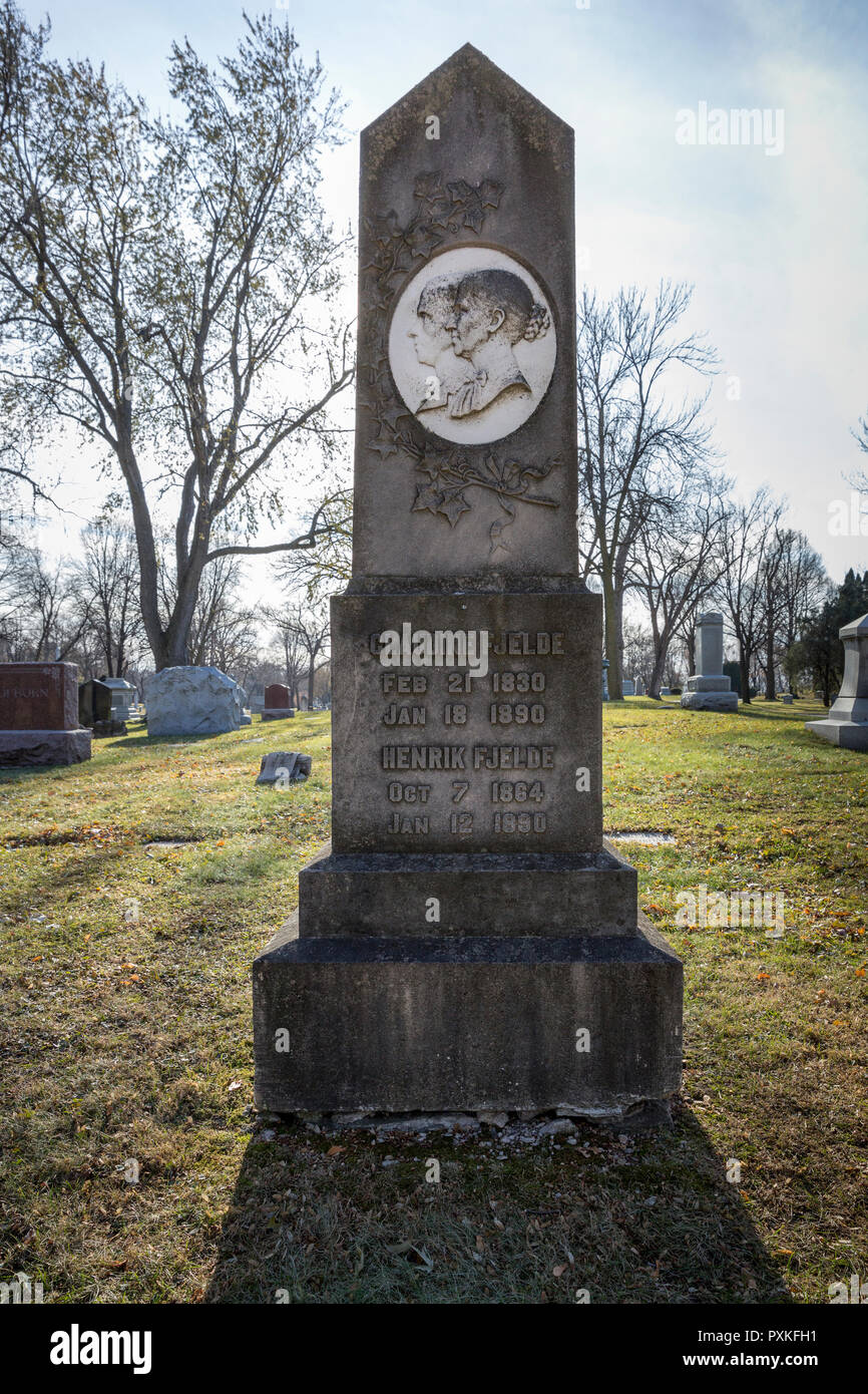 Obelisco marcatore grave per la madre e per il figlio Fjelde Claudine (Feb 21, 1830 - Jan 18, 1890) e Henrik Fjelde (Ott 7, 1864 - Jan 12, 1890) Minneapolis, MN Foto Stock