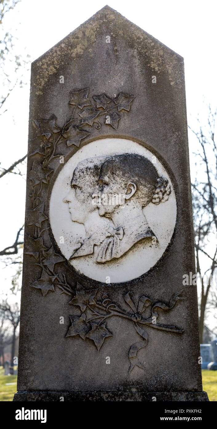 Close-up dettaglio del marcatore di grave per la madre e per il figlio Fjelde Claudine (Feb 21, 1830 - Jan 18, 1890) e Henrik Fjelde (Ott 7, 1864 - Jan 12, 1890) in Foto Stock