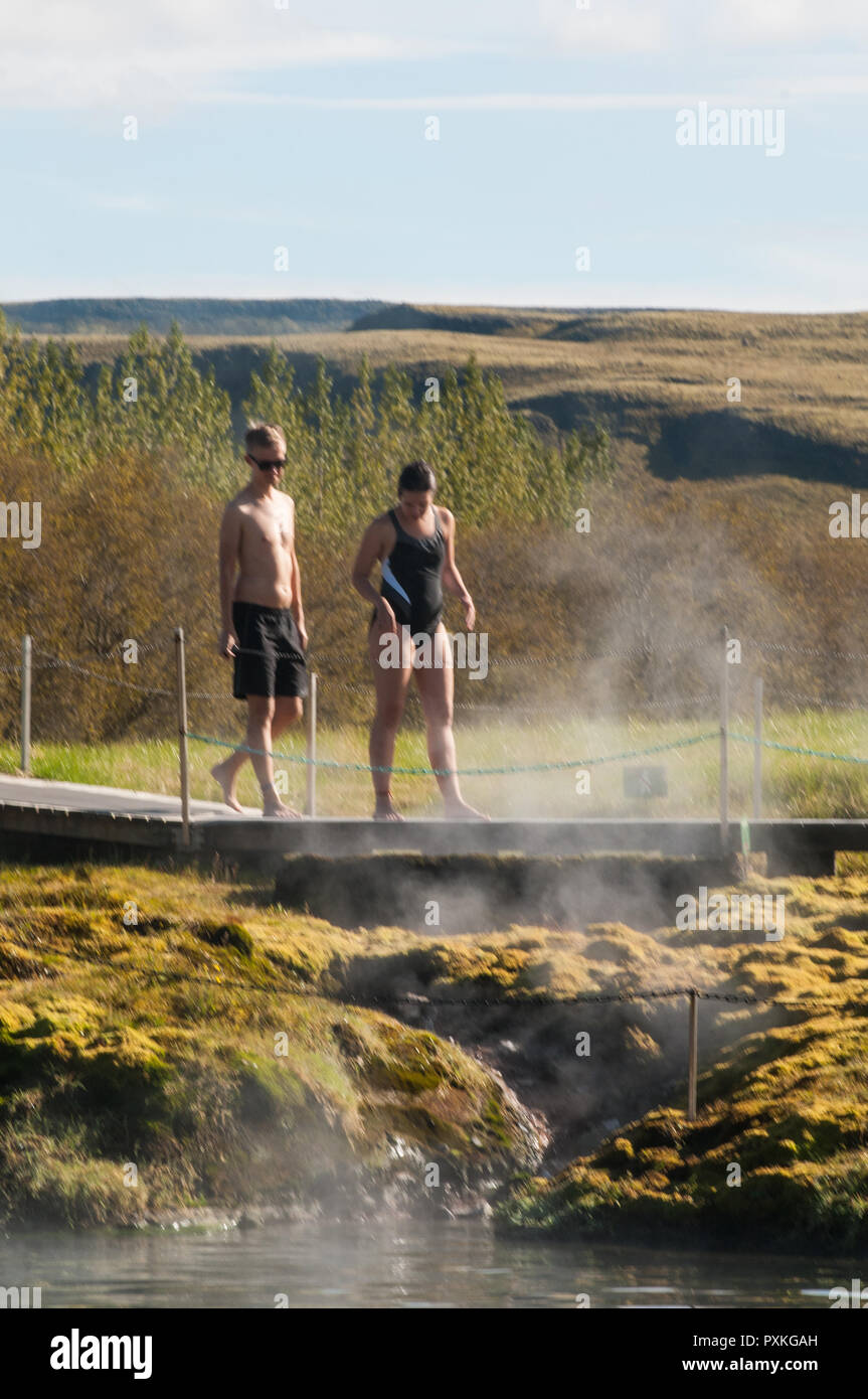 Le acque termali in Islanda. Gamla Laughin, meglio conosciuto come Laguna Segreta è la più vecchia piscina nel paese, nella zona di Fludir. Soth Islanda Foto Stock