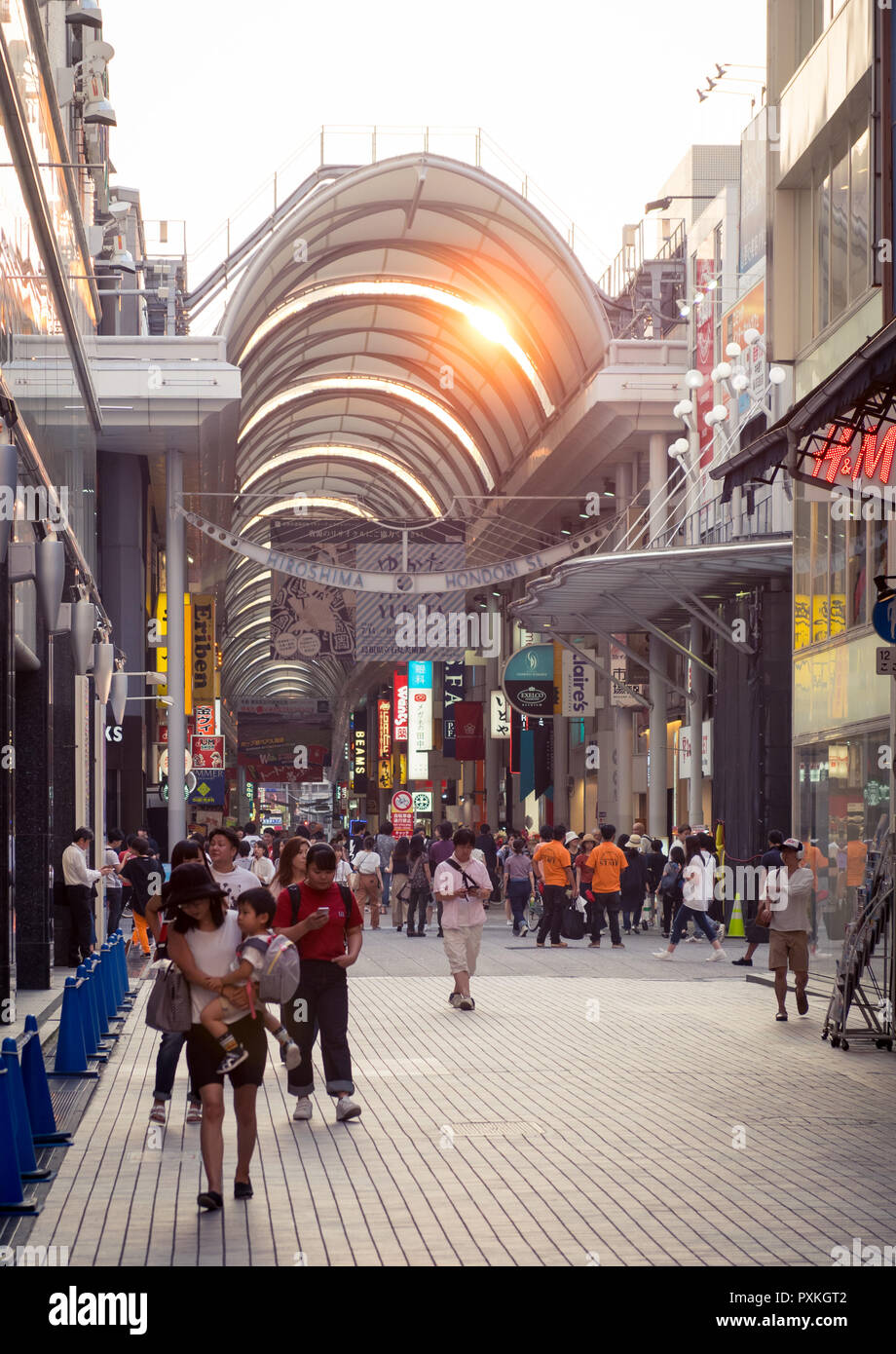 Una vista di Hondori Street, una strada famosa per lo shopping, e una galleria di negozi nel centro di Hiroshima, Giappone. Foto Stock