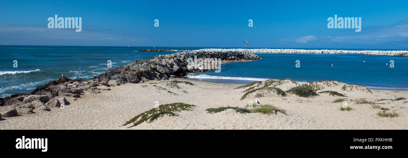 Ventura la spiaggia e il mare la parete di roccia jetty di linea costiera della California USA Foto Stock