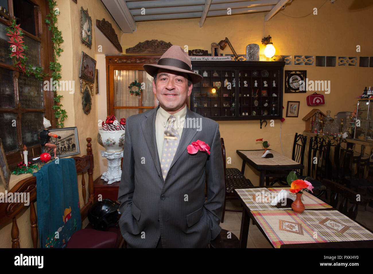 Alfredo Ortiz Huertas proprietario del ristorante La Puerta Real, Bogotan cucina tradizionale e vintage. Foto Stock