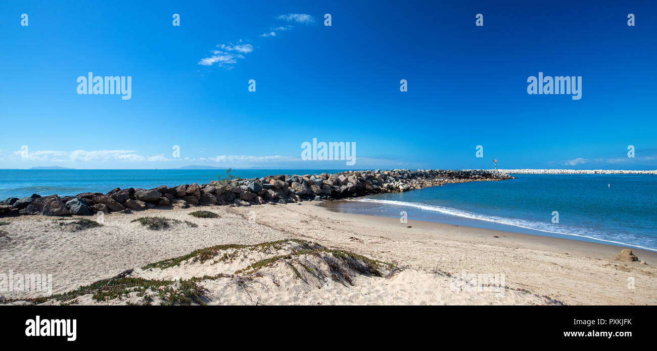 Ventura la spiaggia e il mare la parete di roccia jetty di linea costiera della California USA Foto Stock
