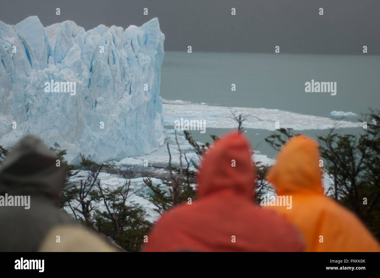 In un normale giorno di brutto tempo al Lago Argentino, ammirando il ghiacciaio Perito Moreno e la sua fusione nel lago Foto Stock