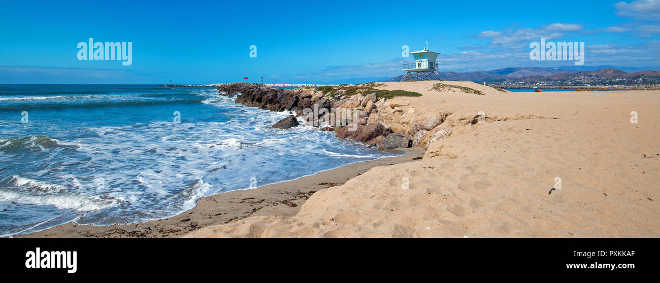 Torre bagnino e rock jetty seawall in Ventura California Stati Uniti Foto Stock
