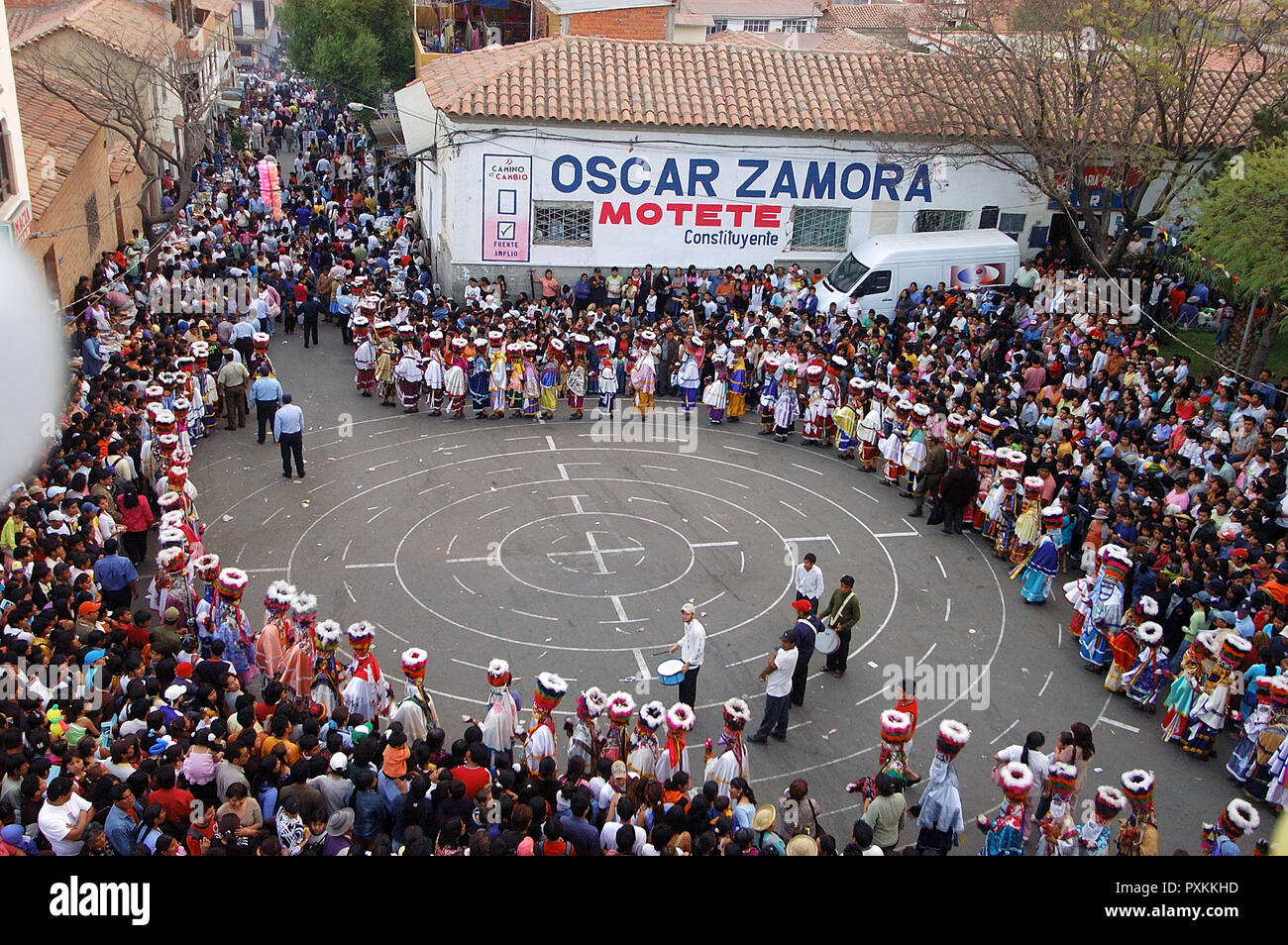 Bolivia. Tarija. Festa di San Roque..L'Chunchos "allargare" la piazza stivali da cowboy per avviare una coreografia per cui vengono disegnati dei cerchi sui polv Foto Stock