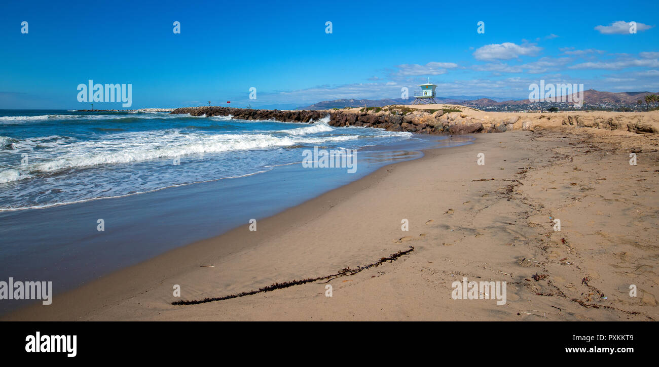 Torre bagnino e rock jetty seawall in Ventura California Stati Uniti Foto Stock