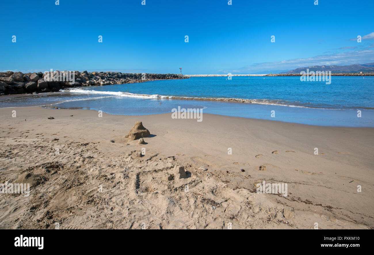 Castelli di Sabbia sulla spiaggia di Ventura California Stati Uniti Foto Stock