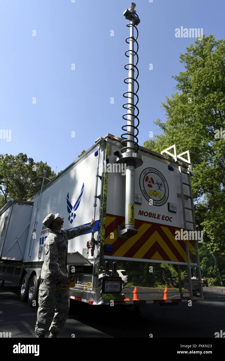 Stati Uniti Air Force Tech. Sgt. Cornell Turrentine Jr. solleva un perimetro delle telecamere di sorveglianza per guardare la zona intorno al 145Airlift Wing Mobile Emergency Operations Center a Fontana Dam Carolina del Nord, 10 giugno 2017. Vigili Catamount è un multi-giorno esercizi di test di risposta di emergenza, con Fontana Dam essendo oggetto di una minaccia di attentato dinamitardo che richiedono azione da parte della Guardia Nazionale e le autorità locali per includere la Tennessee Valley Authority. Il mobile per le operazioni di emergenza Centro è gestito dalla 145Airlift Wing e fornisce un auto-sufficiente potenza mobile e la rete di comunicazioni in viaggio. Foto Stock