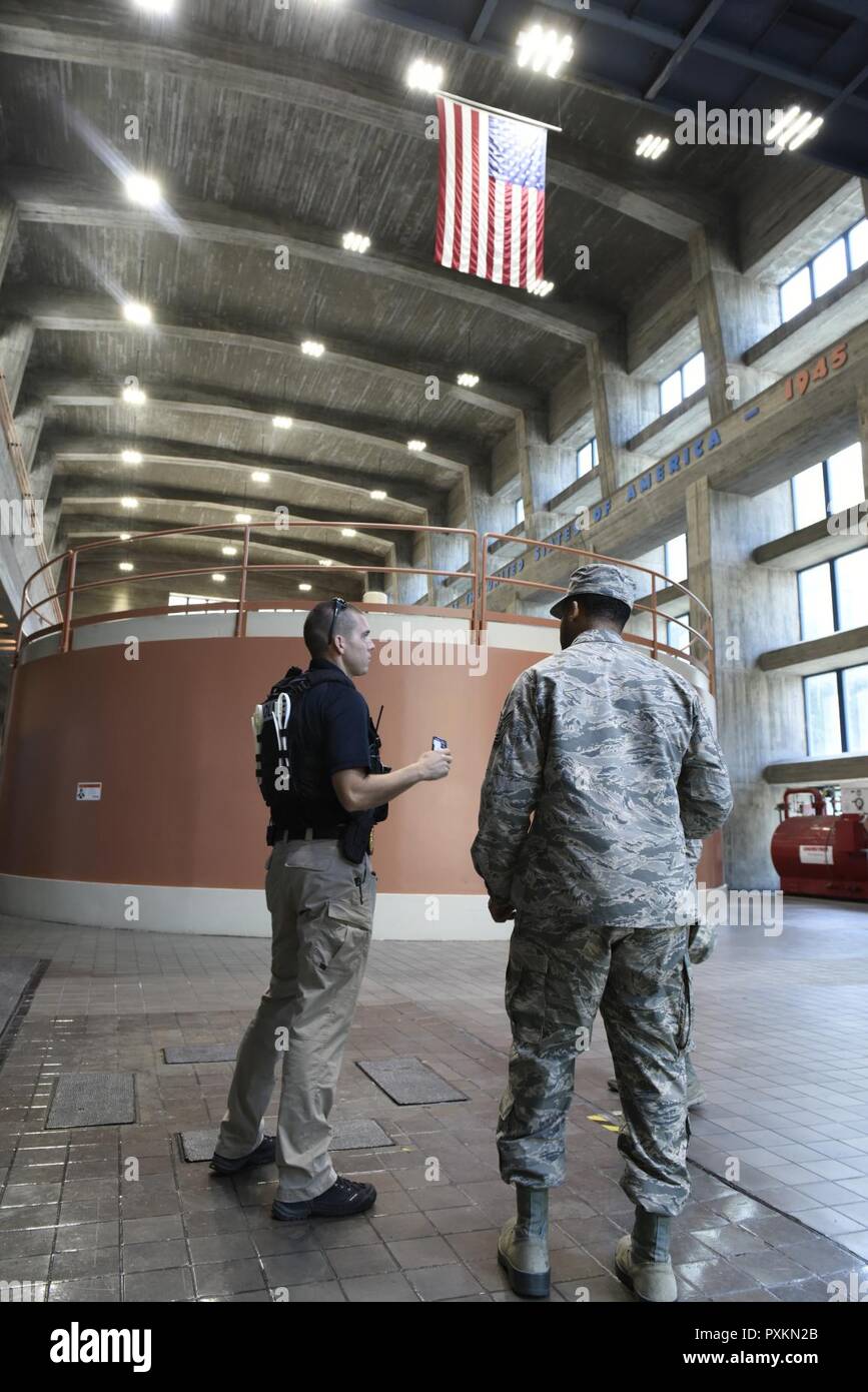 Stati Uniti Air Force Tech. Sgt. Cornell Turrentine Jr. (a destra) è dato un tour di Fontana Dam dal funzionario Nick Rollins (sinistra) del Tennessee Valley Authority Polizia a Fontana Dam Carolina del Nord, 10 giugno 2017. Vigili Catamount è un multi-giorno esercizi di test di risposta di emergenza a partire con la simulazione di crash di un F-15 velivoli. Il mobile per le operazioni di emergenza Centro è gestito dalla 145Airlift Wing e fornisce un auto-sufficiente potenza mobile e la rete di comunicazioni in viaggio. Foto Stock