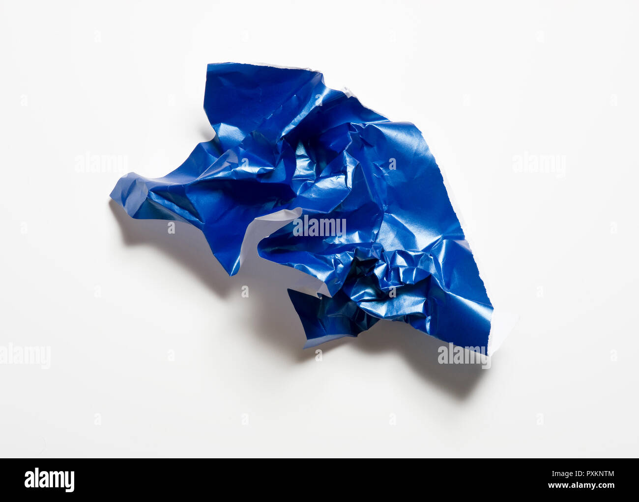 Un pezzo di carta da imballaggio blu sbriciolato Foto Stock