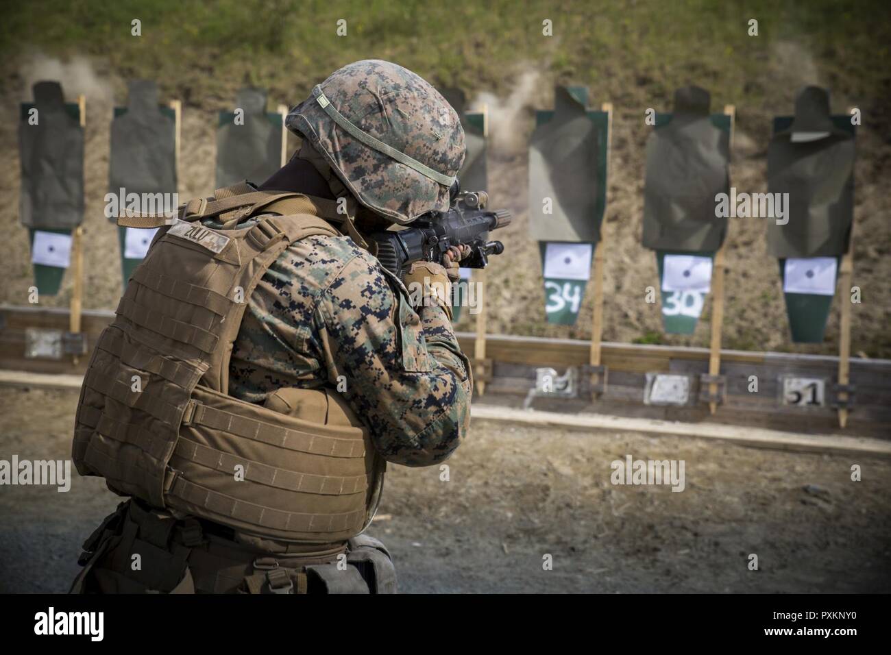 Lancia Cpl. Teddy Zulu, un rifleman con Marine forza rotazionale Europa 17.1, si sposta dal 15 metro linea a cinque metri linea durante un combattimento precisione di tiro intervallo vicino Stjørdal, Norvegia, 7 giugno 2017. Fanti licenziato dalla permanente e la posizioni in ginocchio e mentre si muove verso il bersaglio durante il corso del fuoco. I marines eseguito la gamma per mantenere la disponibilità e gli standard di addestramento, che è la chiave mentre distribuito all'estero. Foto Stock