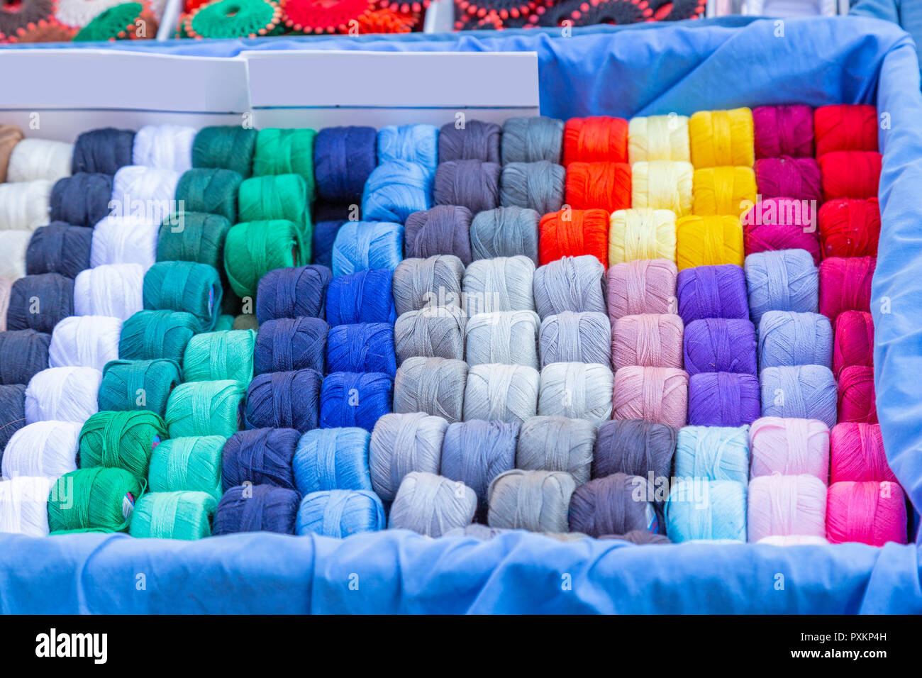 Box con colorati per cucire per la vendita su un mercato in stallo in Germania Foto Stock