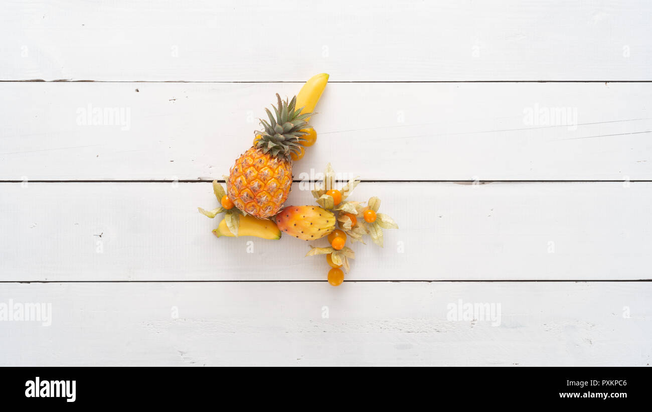 Numero 4 costituito da frutta fresca. Numero da uno a dieci disponibile separatamente per creare il conto alla rovescia o Top Ten. Foto Stock