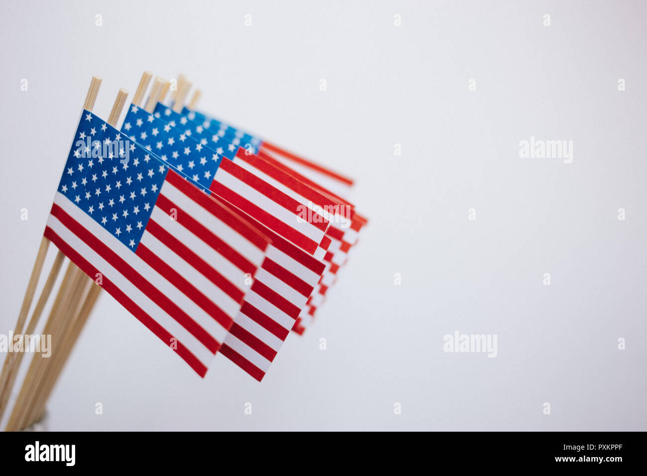 Miniatura carta bandiere USA. Bandiera americana su sfondo bianco. Foto Stock