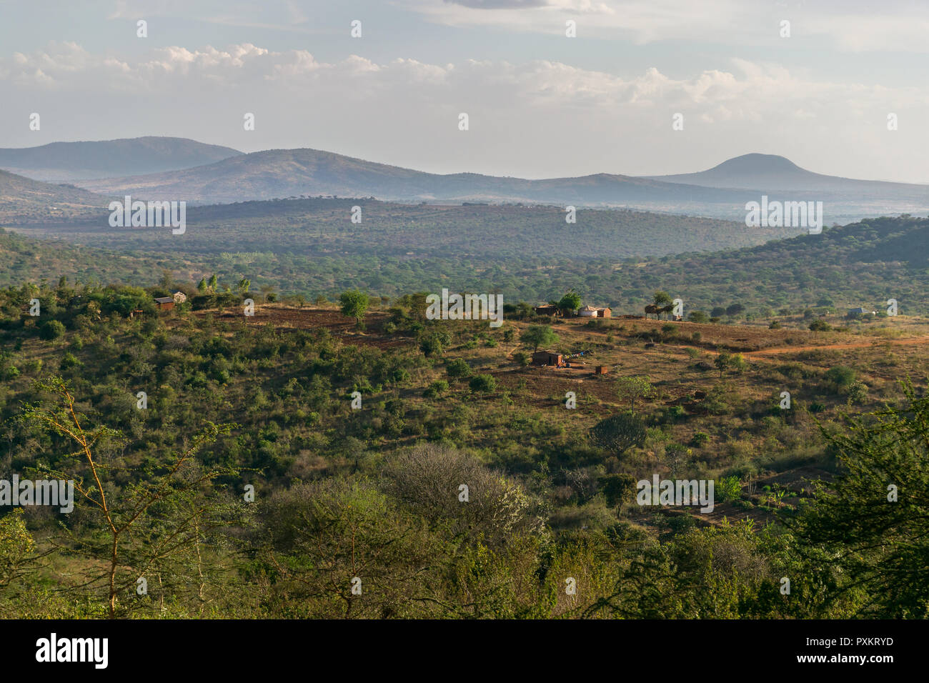 Vista del paesaggio di colline e montagne con piccole case su di essi, Kenya Foto Stock
