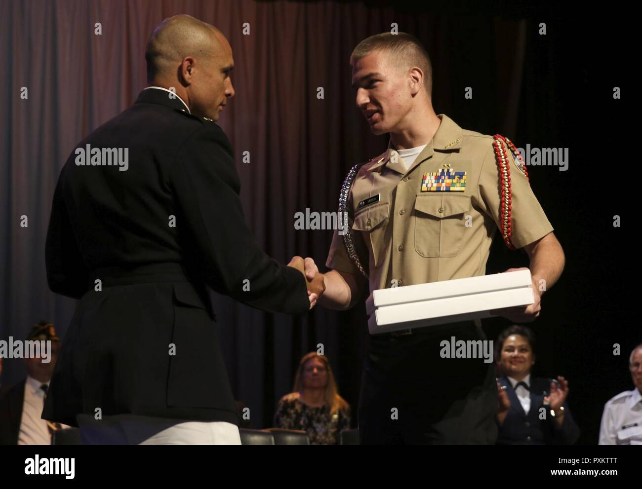 Il Mag. Jared Reddinger (sinistra), riconosce Danny Viboch per ricevere la Semper Fi tutti Americani Award al Westview High School di premi JROTC notte. Viboch è uno dei due high school juniors a ricevere questo premio a San Diego e uno di novantotto in America. Egli sarà inviato a Washington D.C. questa estate con sua madre, che egli ritiene sia stata una grande parte nella sua accademiche e atletiche di successo, a partecipare alle battaglie vinte campagna. Egli è stato selezionato per il superamento di un'infanzia disabilità e essere un successo studente-atleta impegnato in JROTC e la sua comunità. Reddinger, da Chewelah, Washington, è Foto Stock