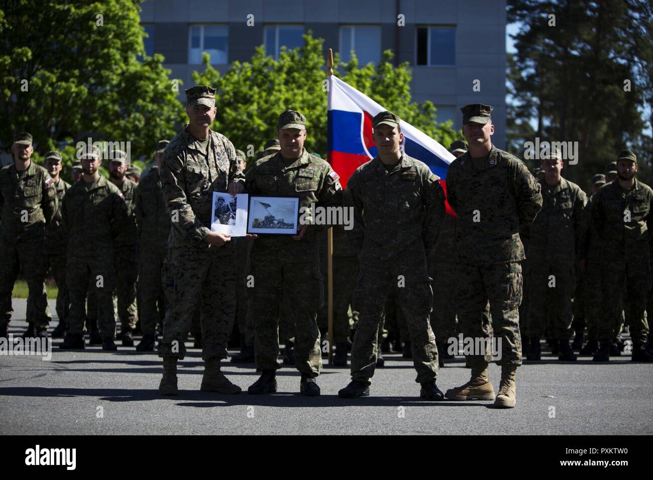 Stati Uniti Marines con il Mar Nero La forza di rotazione 17.1 presenti soldati slovacco con una foto di Iwo Jima bandiera sollevamento dopo la cerimonia di chiusura dell esercizio Saber Strike 17 a bordo Adazi Base Militare, Lettonia, 15 giugno 2017. I marines condiviso la storia di bandiera sollevamento e Sgt. Mike Strank, che era nato a Jarabina, Slovacchia ed è uno dei Marines illustrato sollevando la bandiera in Joe Rosenthal iconici foto. Esercizio Saber Strike 17 era un esercizio di multinazionale progettato per aumentare l'interoperabilità con gli alleati della NATO e i paesi partner attraverso esperienze condivise e combinato a formazione di armi Foto Stock Stati Uniti Marines con il Mar Nero La forza di rotazione 17.1 presenti soldati slovacco con una foto di Iwo Jima bandiera sollevamento dopo la cerimonia di chiusura dell esercizio Saber Strike 17 a bordo Adazi Base Militare, Lettonia, 15 giugno 2017. I marines condiviso la storia di bandiera sollevamento e Sgt. Mike Strank, che era nato a Jarabina, Slovacchia ed è uno dei Marines illustrato sollevando la bandiera in Joe Rosenthal iconici foto. Esercizio Saber Strike 17 era un esercizio di multinazionale progettato per aumentare l'interoperabilità con gli alleati della NATO e i paesi partner attraverso esperienze condivise e combinato a formazione di armi Foto Stock