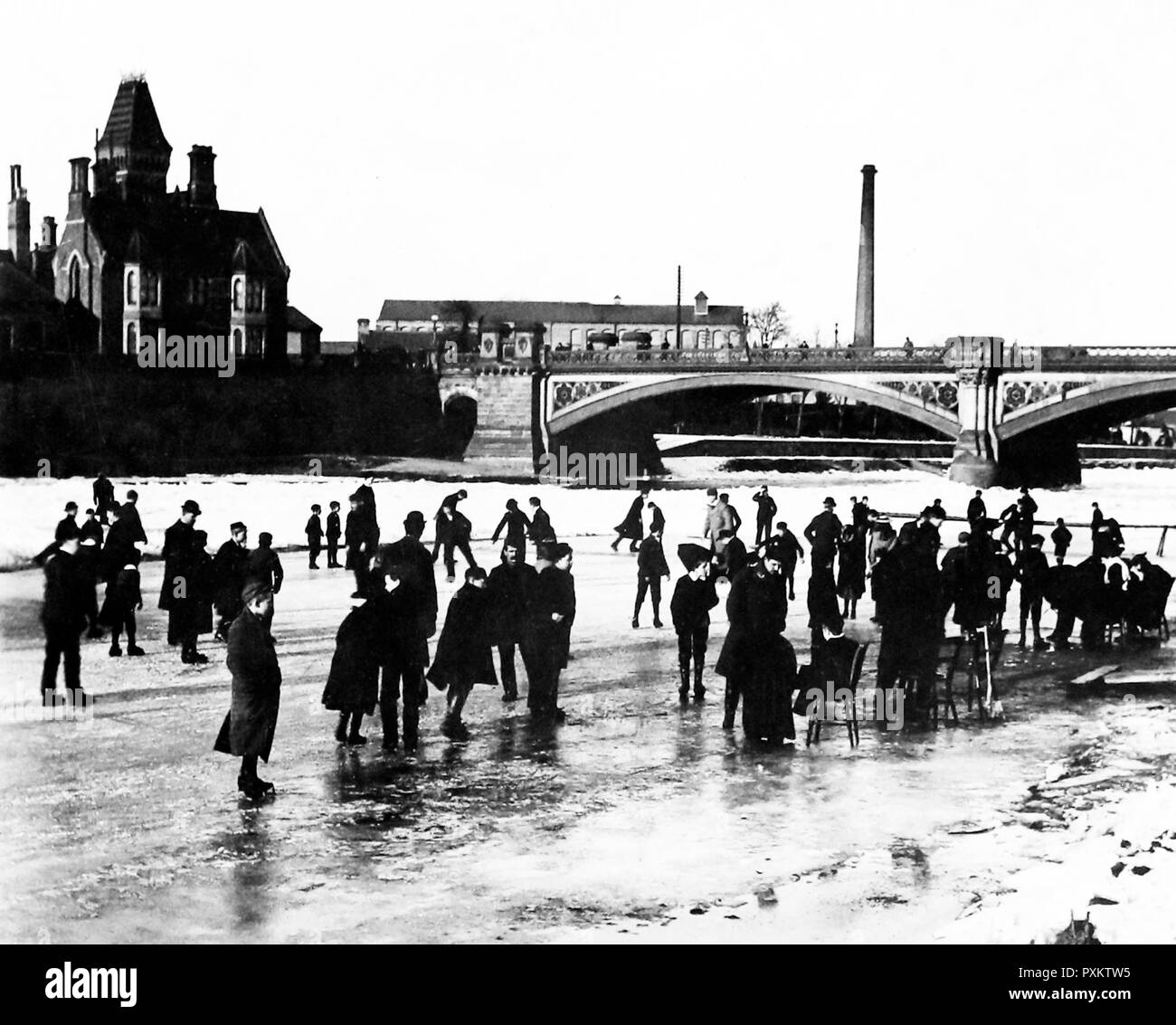 Pattinaggio sul fiume Trento a Trent Bridge, Nottingham in 1895 Foto Stock