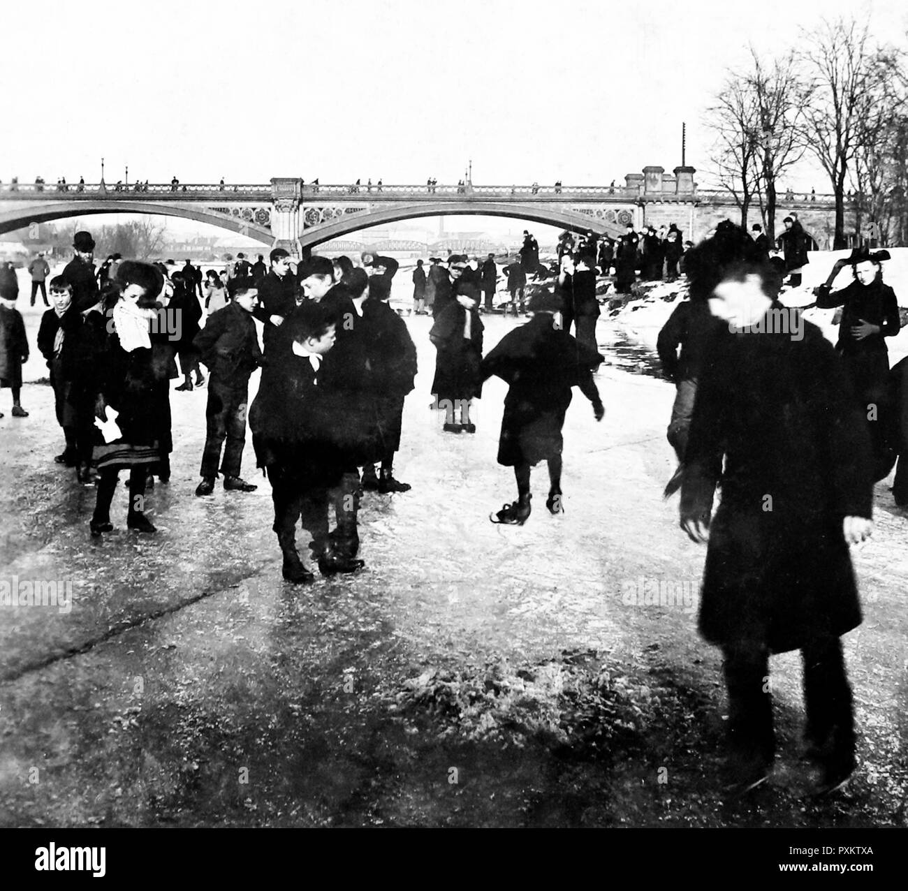 Pattinaggio sul fiume Trento a Trent Bridge, Nottingham in 1895 Foto Stock