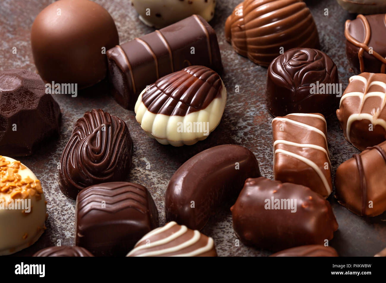 Tipo diverso di cioccolatini su sfondo scuro - Vista ravvicinata Foto Stock