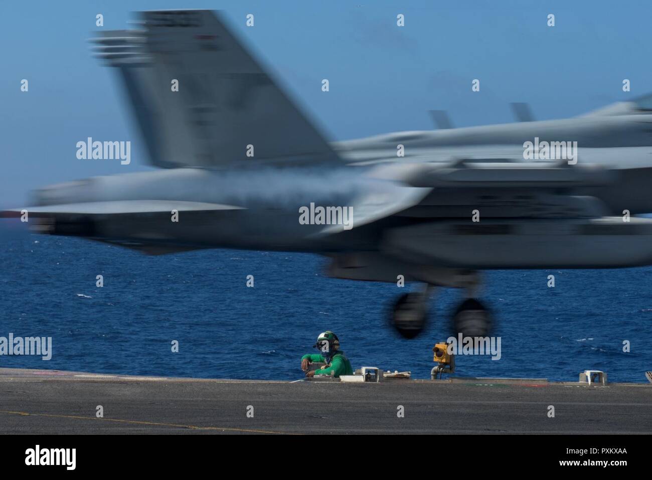 Mare delle Filippine (6 giugno 2017) di aviazione di Boatswain Mate (attrezzature) Eyob Adera cavalletti di sicurezza Prua guardare come un EA-18G Growler, dalla "hadowhawks' di Attacco Elettronico Squadron (VAQ) 141, si lancia dal ponte di volo della Marina è distribuita portaerei USS Ronald Reagan (CVN 76). Ronald Reagan, il portabandiera del Carrier Strike gruppo 5, fornisce un combattimento-pronto forza che protegge e difende la collettiva degli interessi marittimi dei suoi alleati e partner in Indo-Asia-regione del Pacifico. Foto Stock Mare delle Filippine (6 giugno 2017) di aviazione di Boatswain Mate (attrezzature) Eyob Adera cavalletti di sicurezza Prua guardare come un EA-18G Growler, dalla "hadowhawks' di Attacco Elettronico Squadron (VAQ) 141, si lancia dal ponte di volo della Marina è distribuita portaerei USS Ronald Reagan (CVN 76). Ronald Reagan, il portabandiera del Carrier Strike gruppo 5, fornisce un combattimento-pronto forza che protegge e difende la collettiva degli interessi marittimi dei suoi alleati e partner in Indo-Asia-regione del Pacifico. Foto Stock