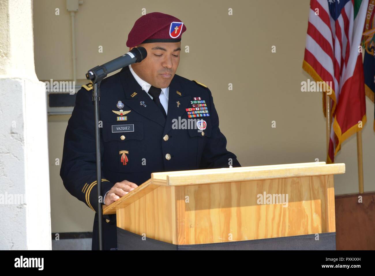 Il Mag. Owen Vazquez, Cappellano del 173rd Brigata Aerea, dà l invocazione durante la struttura pranzo dedizione alla Caserma Ederle, Vicenza, Italia, Giugno 8, 2017. La sala per la struttura è stata rinominata in onore del primo Sgt. Michael Curry, che è stato ucciso in azione sulla luglio 23, 2007, mentre serve come primo sergente della compagnia Delta, 1° Battaglione, 503rd Reggimento di Fanteria, 173rd Airborne brigata. Foto Stock