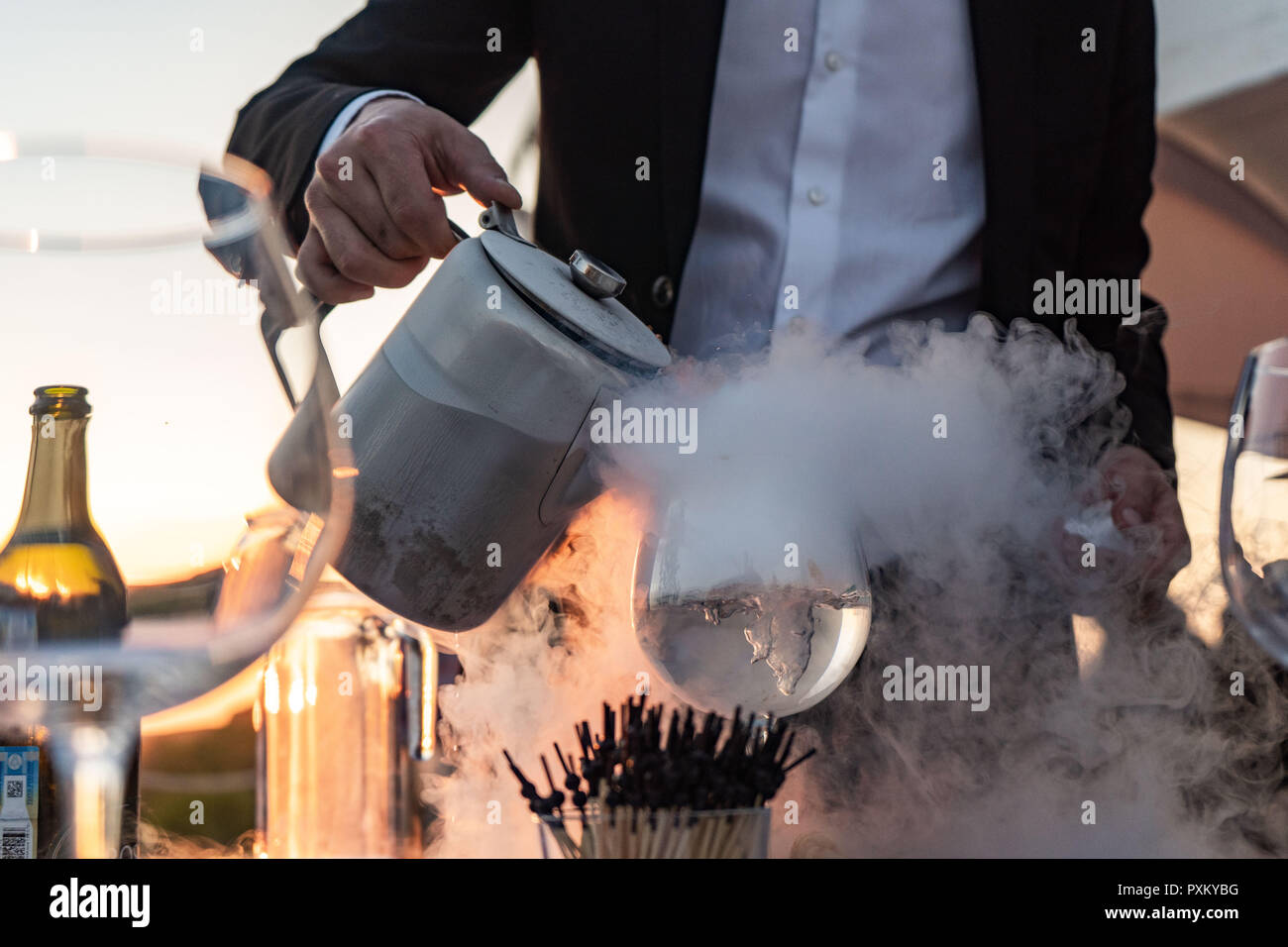 Due bicchieri con fumo da azoto liquido Foto Stock