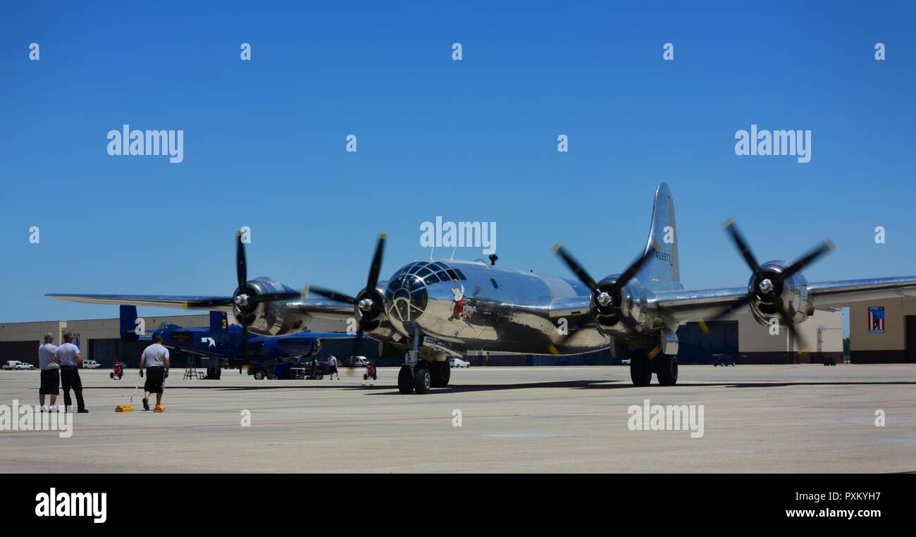 Un B-29 Superfortress denominato Doc, taxi verso il basso la Flightline a Whiteman Air Force Base, Mo., 9 giugno 2017. I velivoli restaurati era volato a Whiteman da U.S. Air Force Brig. Gen. Paolo W. Tibbets IV, 509th ala della bomba commander, per eseguire durante il 2017 ali su di Whiteman air show Giugno 10-11. Doc è uno di soltanto due B-29s in stato di volo. Foto Stock