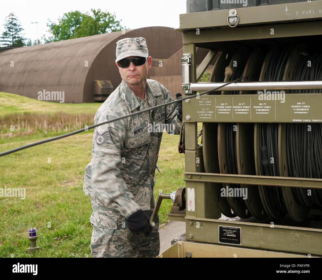 Stati Uniti Air Force Staff Sgt. Mark documento Wilkes, un elettricista specializzato con la 116aria ala di controllo (ACW), 116Ingegnere Civile Squadron (CES), Georgia Air National Guard (pista), installa airfield illuminazione durante gli Stati Uniti le forze di Air Europa Foto Stock