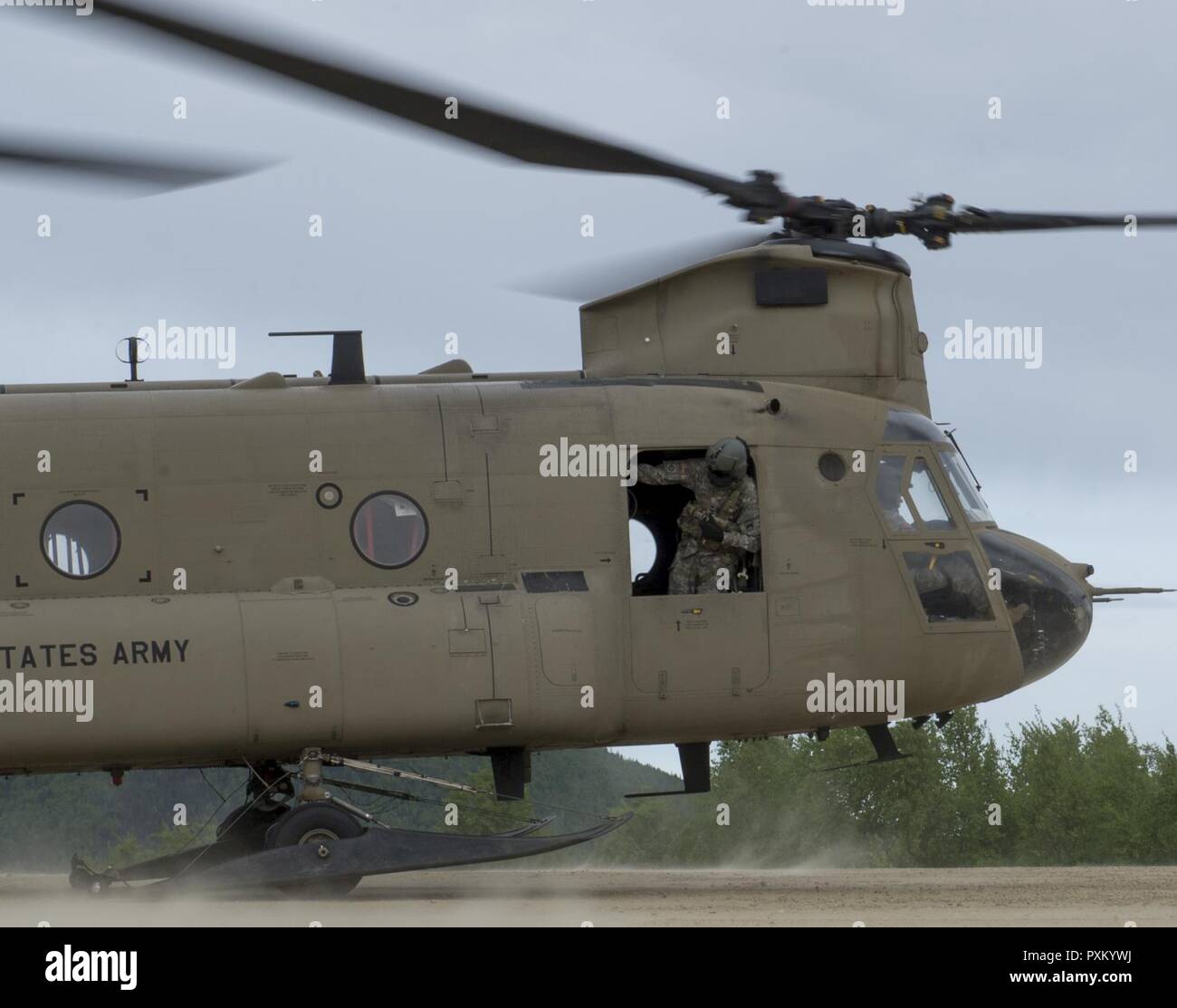 Un U.S. Esercito CH-47 Chinook da Bravo Company, 1-52 Reggimento di aviazione, si prepara a prendere il via dalla Firebird zona di caduta durante la bandiera rossa-Alaska 17-2 Giugno 7, 2017, a Eielson Air Base, Alaska. RED FLAG-Alaska fornisce un ottimo ambiente di formazione in Indo-Asia Regione del Pacifico e si concentra sul miglioramento del suolo, spazio e cyberspazio combat readiness interoperabillity e per gli Stati Uniti e le forze internazionali. Foto Stock Un U.S. Esercito CH-47 Chinook da Bravo Company, 1-52 Reggimento di aviazione, si prepara a prendere il via dalla Firebird zona di caduta durante la bandiera rossa-Alaska 17-2 Giugno 7, 2017, a Eielson Air Base, Alaska. RED FLAG-Alaska fornisce un ottimo ambiente di formazione in Indo-Asia Regione del Pacifico e si concentra sul miglioramento del suolo, spazio e cyberspazio combat readiness interoperabillity e per gli Stati Uniti e le forze internazionali. Foto Stock