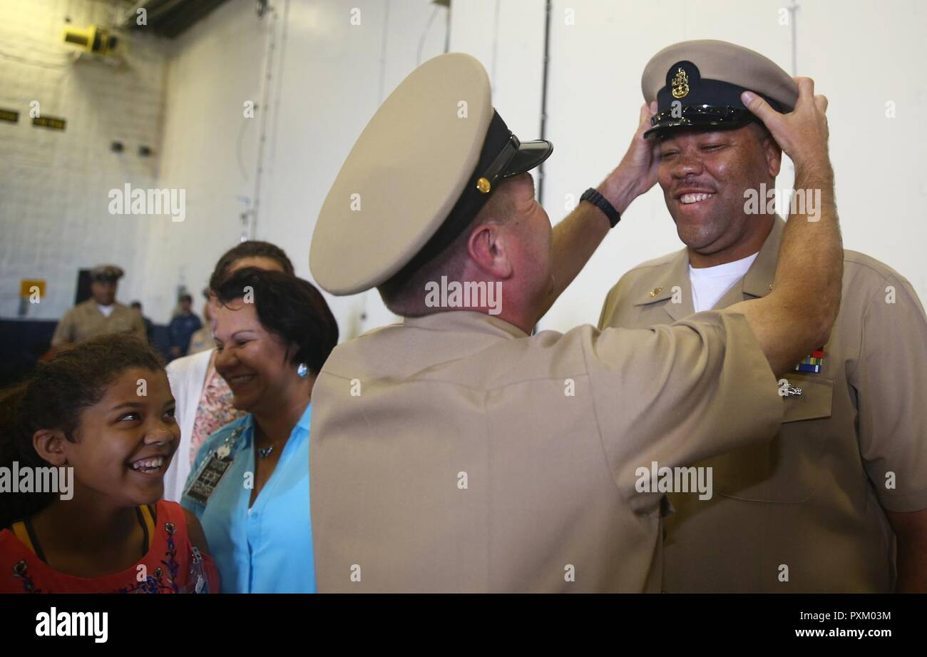 7 Norfolk, Virginia (Giugno 9, 2017) - Senior Chief aviazione di Boatswain Mate (attrezzature) Christopher Boone, assegnate al futuro USS Gerald Ford (CVN 78), è coperto da Senior Chief aviazione di Boatswain Mate (attrezzature) Keith Duckworth, durante un senior chief petty officer cerimonia di pinning a bordo di Ford. Ford aveva 15 chief sottufficiali scelti al rango di senior chief petty officer 1 Giugno. Foto Stock