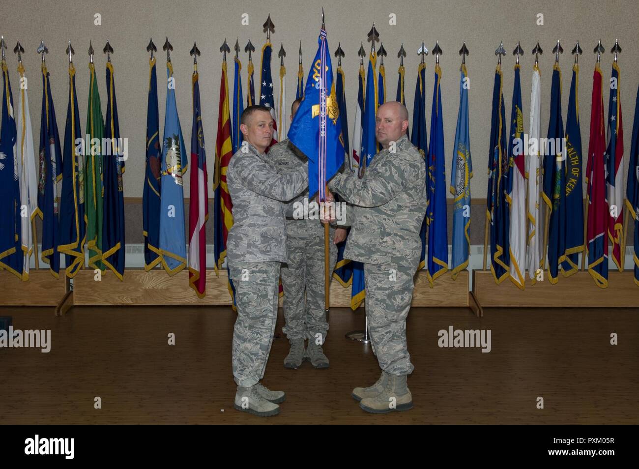 Stati Uniti Air Force Lt. Col. Erik Haynes, 66 Training Squadron (TRS) comandante, sinistra, riceve il distacco 1, 66TRS guidon dal Lt. Col. William Mercer, ex det. 1, 66TRS commander, durante un cambiamento di cerimonia di comando Giugno 9, 2017, a Eielson Air Force Base in Alaska. Il Mercer andrà a servire come il ventiduesimo TRS direttore delle operazioni di Fairchild Air Force Base, Washington. Foto Stock