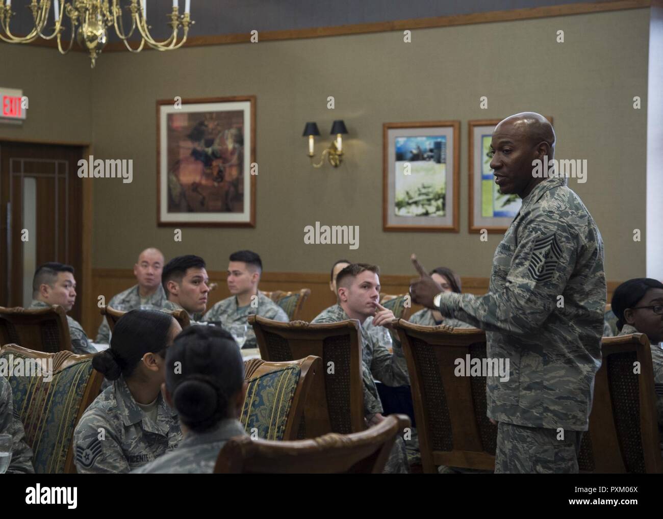 Capo Comandante Sergente della Air Force Kaleth O. Wright parla con NCO durante il suo Pacific Air Forces " tour di immersione a Misawa combatté Air Base, Giappone, 9 giugno 2017. Durante la sua visita, Wright ha parlato con 35th Fighter Wing aviatori, affrontare le loro preoccupazioni e ruoli critici all'interno di Pacific Air Forces. Wright anche il tempo dedicato a mentoring junior e senior arruolato avieri. Foto Stock