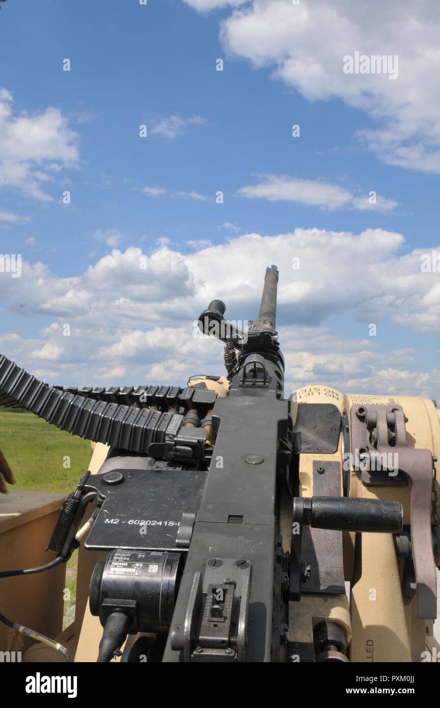 FORT STEWART, Ga., giugno 9,2017 - Georgia la Guardia Nazionale di soldati di D Company, 1-121st del 48th fanteria Bridge Team di combattimento, migliora le loro abilità gunnery durante un gunnery live fire esercizio esportabile a combattere la capacità di formazione rotazione 17-04. La XLVIII IBCT è una associata unità della terza divisione di fanteria. Foto Stock