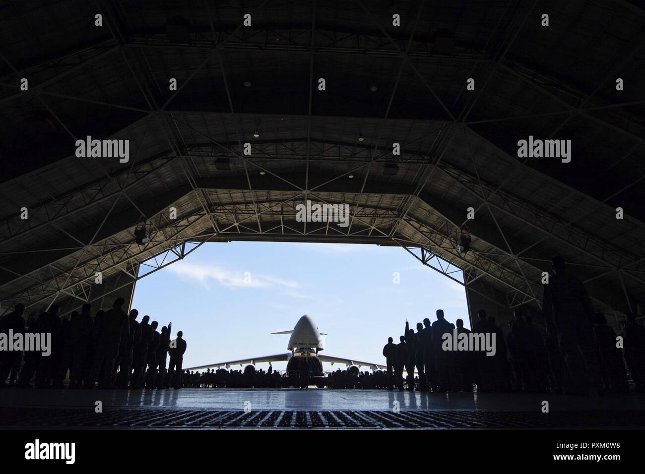 Riservisti dal 512th Airlift Wing stand in formazione Giugno 10, 2017, durante l'ala del cambiamento del comando di cerimonia alla Dover Air Force Base, Delaware. Col.Craig C. Peters ha assunto il comando della 512th AW. Foto Stock