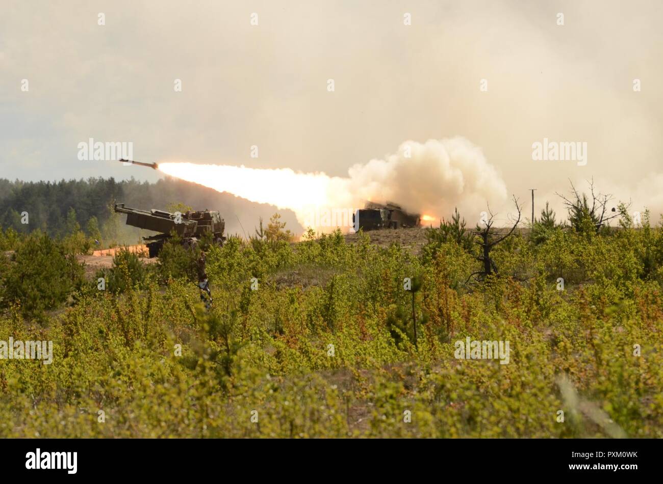 ADAZI base militare, Lettonia - M142 High Mobility Artillery Rocket System, licenziato dalla U.S. Esercito nazionale Guard 3° Battaglione, campo 157reggimento di artiglieria, 169incendi brigata, Esercito Colorado National Guard, germogli attraverso il cielo in una dimostrazione a Adazi Base Militare, Lettonia, 9 giugno. La dimostrazione è parte di una massa offensiva, dotato di funzionalità di U.S. Air Force, U.S. Esercito e U.S. Risorse marine, come pure le cisterne polacco e italiano di fanteria meccanizzata. L'esercizio scende al di sotto di Saber Strike, U.S. Esercito Europa-led multinazionale di forze combinate esercitazione in B Foto Stock