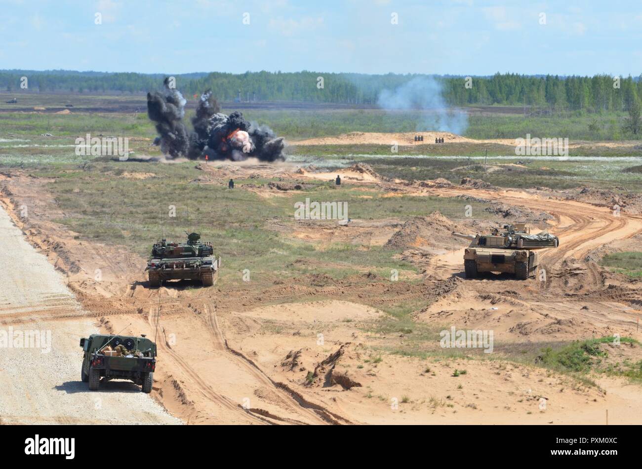 ADAZI base militare, Lettonia - U.S. La riserva marina di M1 serbatoio di Abrams incendi su un bersaglio a una massa offensiva dimostrazione a una gamma su Adazi Base Militare, 9 giugno. L'esercizio è stata una dimostrazione di coordinamento tra le nazioni e le pesanti ripercussioni delle funzionalità combinate. Esercizio Saber Strike è un U.S. Esercito Europa-led multinazionale di forze combinate esercizio nella regione del Mar Baltico. Le prove di esercizio la capacità di più nazioni per affrontare collettivamente contro qualsiasi minaccia. Foto Stock