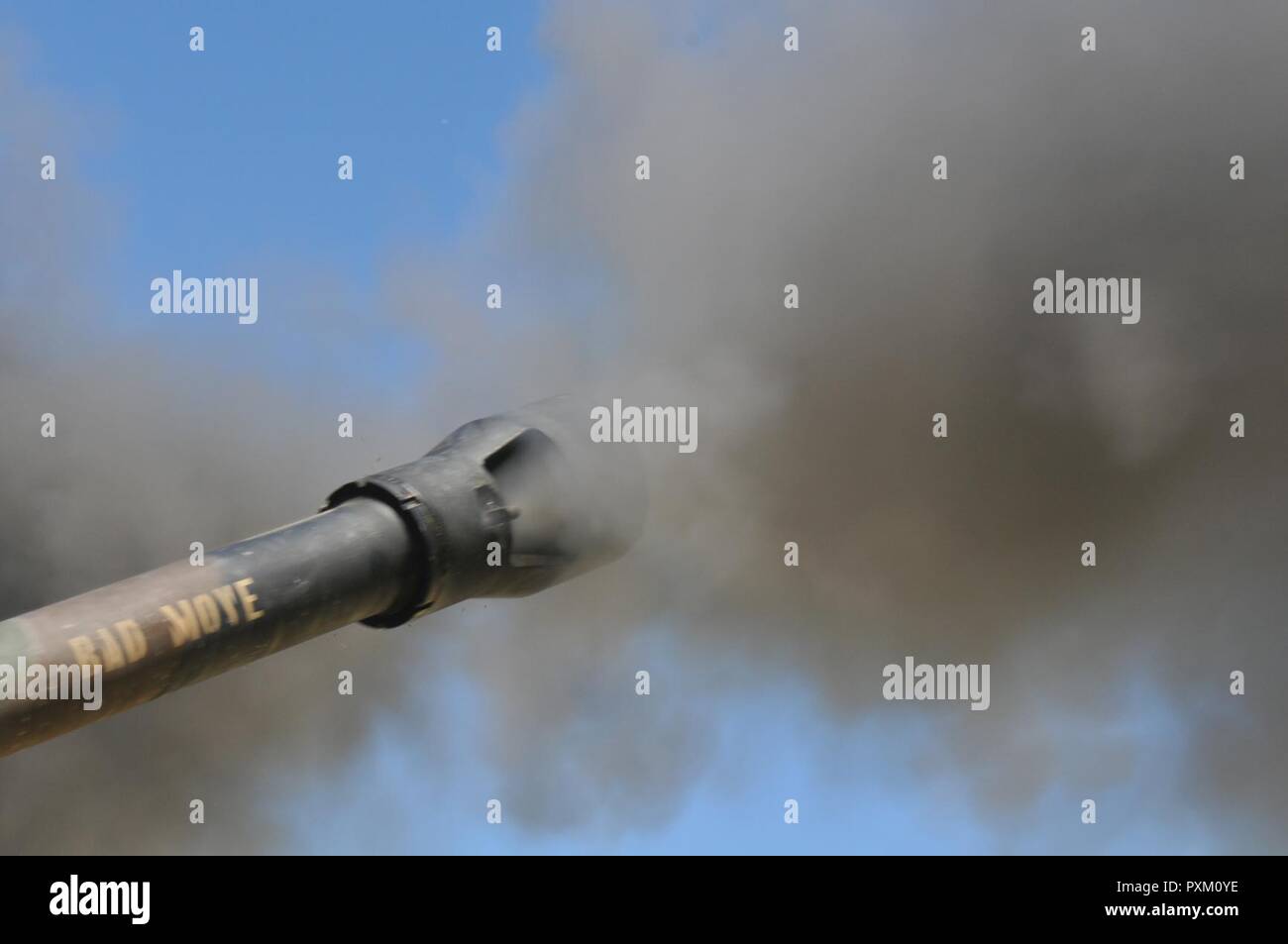 La Georgia guardie nazionali con la batteria B, 1-118th Artiglieria di campo del 48th della brigata di fanteria Team di combattimento, incendi a M20A1 cannone durante un campo di artiglieria fuoco vivo esercizio esportabile a combattere la capacità di formazione (XCTC) rotazione 17-04 a Fort Stewart, Ga. il 10 giugno. La XLVIII IBCT è una associata unità della terza divisione di fanteria. Foto Stock