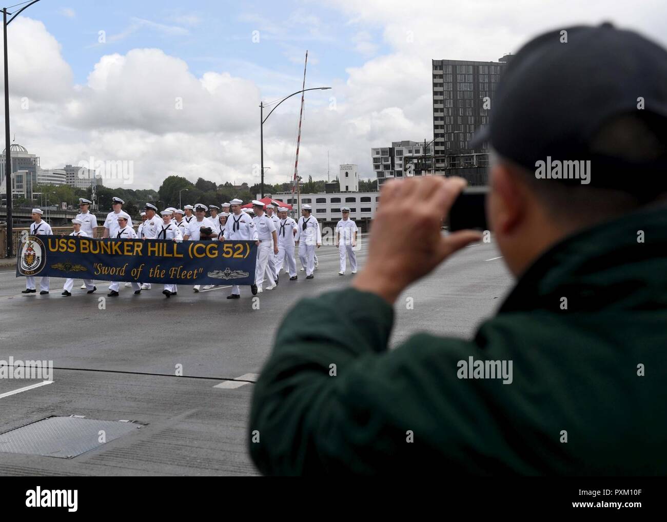 PORTLAND, Ore. (10 giugno 2017) marinai da USS Bunker Hill (CG 52) partecipano al Festival di Rose Parade di Portland, Ore., durante il Portland Rose Festival Settimana della flotta. Il festival e Portland Settimana della flotta sono una festa del mare servizi con i marinai, marine, e Guardia Costiera membri provenienti da Stati Uniti e Canada che rendono la città una porta di chiamata. Foto Stock