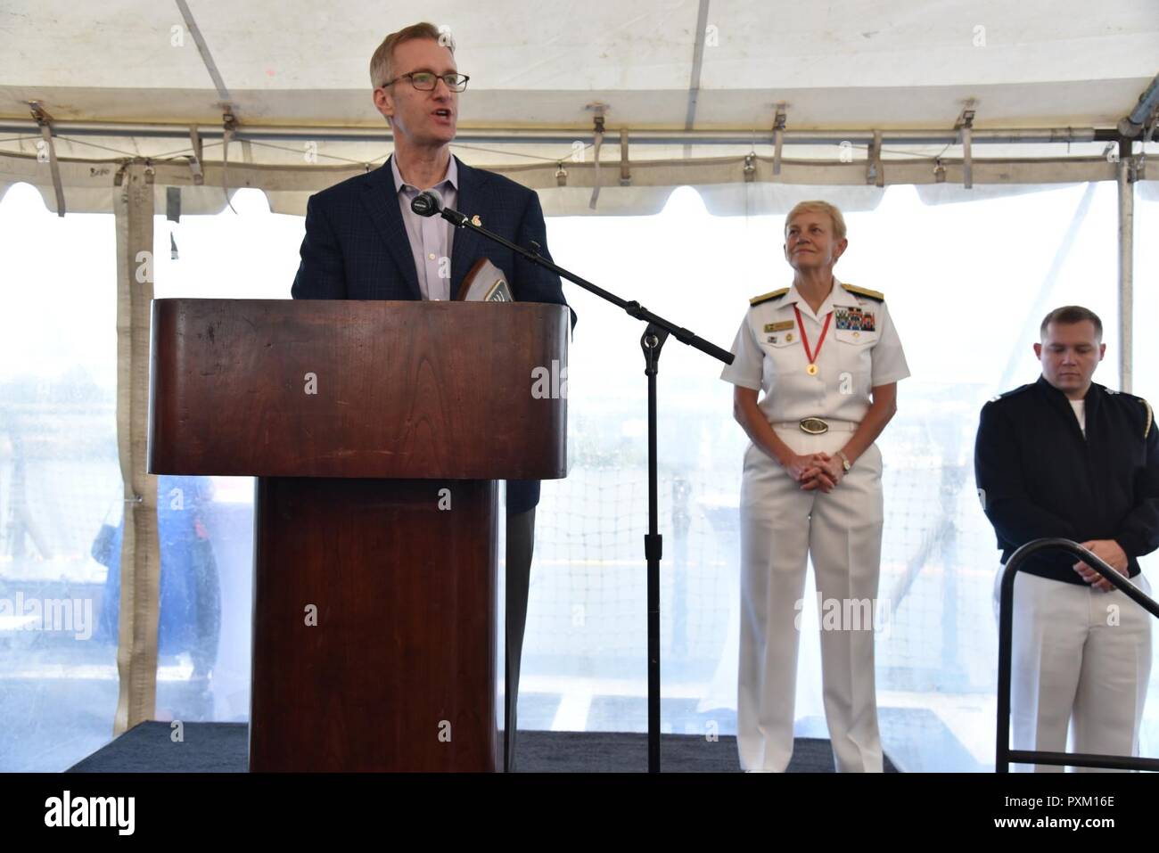 9 Portland, Ore. (Giugno 9, 2017) il sindaco di Portland Ted Wheeler dà le osservazioni di apertura per una terza flotta reception tenuto a bordo della Ticonderoga-class guidato-missili cruiser USS Bunker Hill (CG 52) durante il Portland Rose Festival Settimana della flotta 2017. Il festival e Portland Settimana della flotta sono una festa del mare servizi con i marinai, marine, e Guardia Costiera membri provenienti da Stati Uniti e Canada che rendono la città una porta di chiamata. Foto Stock