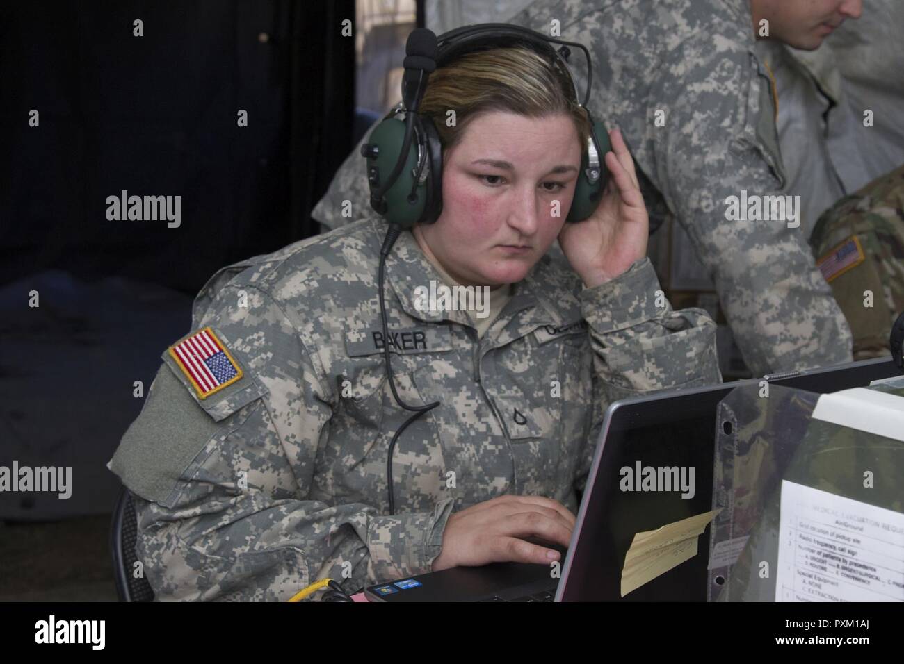 Stati Uniti Pfc dell'esercito. Skyler Baker, sede del Quartier Generale della Società 572nd, ingegnere vigili del Battaglione, 86a brigata di fanteria combattere Team (montagna), Vermont Guardia nazionale, controlla la radio a Fort Drum, N.Y., Giugno 7, 2017. La 86IBCT (MTN) condotto una warfighter esercizio per la loro formazione annuale. Foto Stock