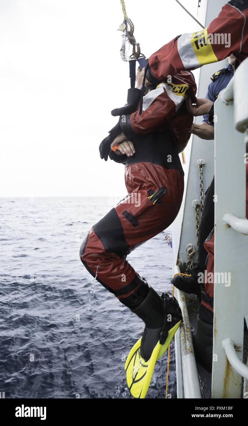 BARBADOS - Un Royal Canadian Navy sailor da Sua Maestà nave canadese Kingston tira in grado marinaio Neil Parsons fuori dall'acqua come parte del subacqueo posizione di recupero della formazione durante la fase di esercizio TRADEWINDS 17 in Barbados il 09 giugno 2017. (Forze canadesi comune centro immaginario Foto Stock