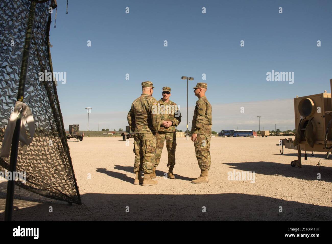 Brig. Gen. Gregorio Mosser, il comandante generale del 364 Expeditionary Supporto comando, discute la 96Supporto vigili del layout di formazione, installazione e forniture con Col. Robert Moriarty, comandante della 96sb e 1Lt. Benjamin giovani, comandante della sede 96e sede società, durante l'operazione di esercitare sostenere Fury in Ogden, Utah, 10 giugno 2017. L'esercizio fornisce scenari di nozionale e formazione parallela al real-gli eventi del mondo. Foto Stock