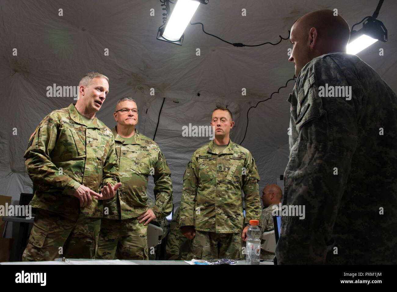 Brig. Gen. Gregorio Mosser, il comandante generale del 364 Expeditionary Supporto comando, descrive le procedure di manutenzione con il cap. Scott Wright, manutenzione e contraente ufficiale con la 96Supporto brigata, durante l'operazione di esercitare sostenere Fury in Ogden, Utah, 10 giugno 2017. L'esercizio fornisce scenari di nozionale e formazione parallela al real-gli eventi del mondo. Foto Stock