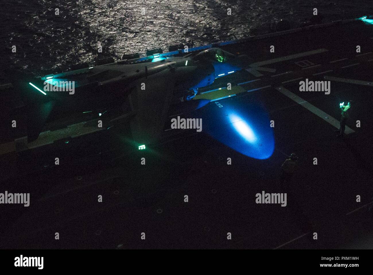 Un AV-8B Harrier siede sul ponte di volo a bordo della USS Bonhomme Richard (LHD 6) prima di lanciare durante le ore notturne le operazioni di volo, 10 giugno 2017. L'Harrier appartiene a Marino squadrone di attacco 311 (VMA-311). Marine aviatori con VMA-311 e mezzo marino Tiltrotor Squadron 265 (rinforzato), che si combinano per formare l'aviazione elemento di combattimento del trentunesimo Marine Expeditionary Unit, affinato la loro notte di decollo e atterraggio funzionalità durante la formazione. Il trentunesimo MEU partner con la marina militare del squadrone anfibio 11 per formare il componente anfibio del Bonhomme Richard Expeditionary Strike Foto Stock Un AV-8B Harrier siede sul ponte di volo a bordo della USS Bonhomme Richard (LHD 6) prima di lanciare durante le ore notturne le operazioni di volo, 10 giugno 2017. L'Harrier appartiene a Marino squadrone di attacco 311 (VMA-311). Marine aviatori con VMA-311 e mezzo marino Tiltrotor Squadron 265 (rinforzato), che si combinano per formare l'aviazione elemento di combattimento del trentunesimo Marine Expeditionary Unit, affinato la loro notte di decollo e atterraggio funzionalità durante la formazione. Il trentunesimo MEU partner con la marina militare del squadrone anfibio 11 per formare il componente anfibio del Bonhomme Richard Expeditionary Strike Foto Stock