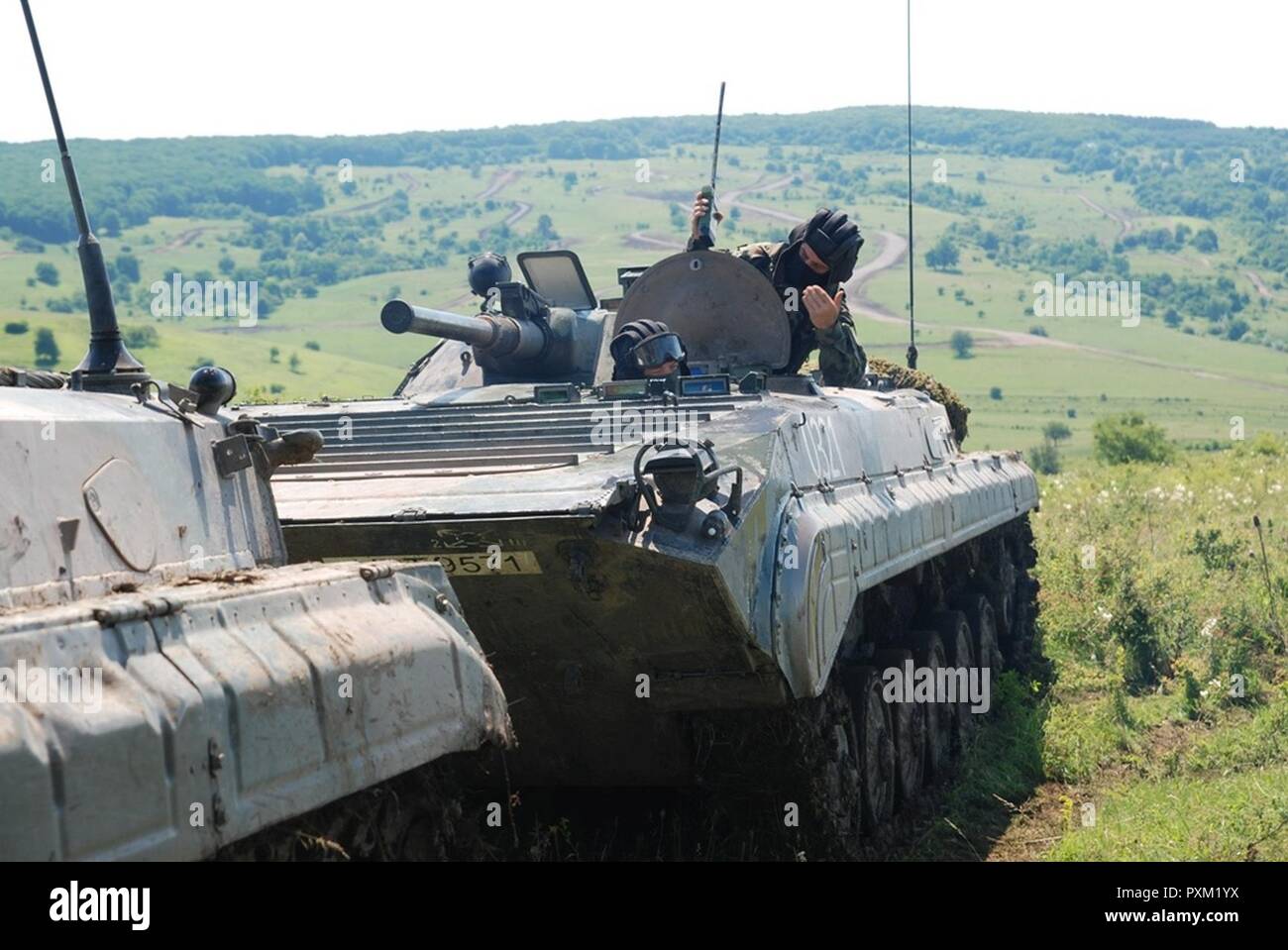 11 giugno 2017 soldati polacchi dal decimo battaglione meccanizzato 'Dragons' e il polacco BWP-1 di combattimento della fanteria treno veicoli durante l'esercizio nobile salto in Romania. Intorno al 4000 truppe provenienti da nove paesi della NATO stanno partecipando in un esercizio che è stato progettato per testare la schierabilità delle NATO molto alta disponibilità Joint Task Force o VJTF. Foto Stock