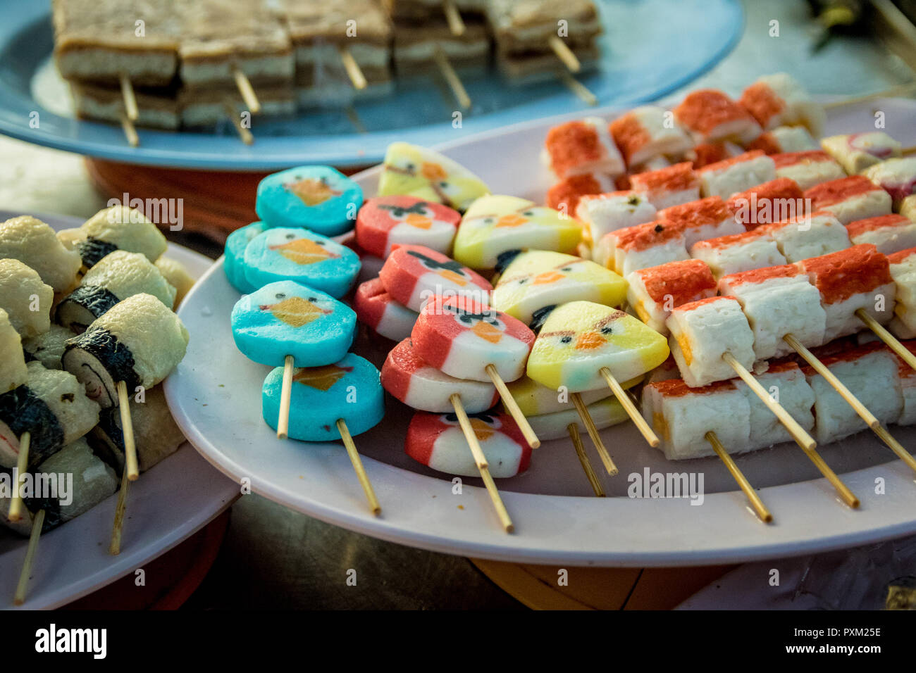 I bambini di caramelle in vendita al mercato notturno in Kota Bahru, Malaysia Foto Stock