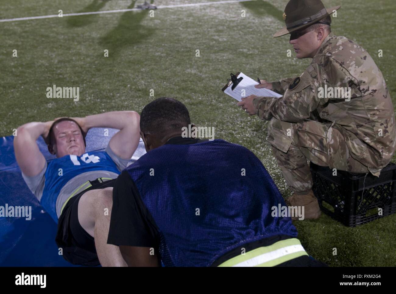 Un Guerriero è classificato durante il sit-up evento come parte dell'esercito fisica Test al 2017 U.S. La riserva di esercito guerriero migliore concorrenza a Fort Bragg, N.C. Giugno 12, 2017. Questo anno il guerriero migliore concorrenza determineranno il top noncommissioned officer e junior soldato arruolato che rappresenteranno gli Stati Uniti Esercito di riserva nel dipartimento dell'esercito guerriero migliore concorrenza entro la fine di quest'anno a Fort A.P. Hill, Va. Foto Stock